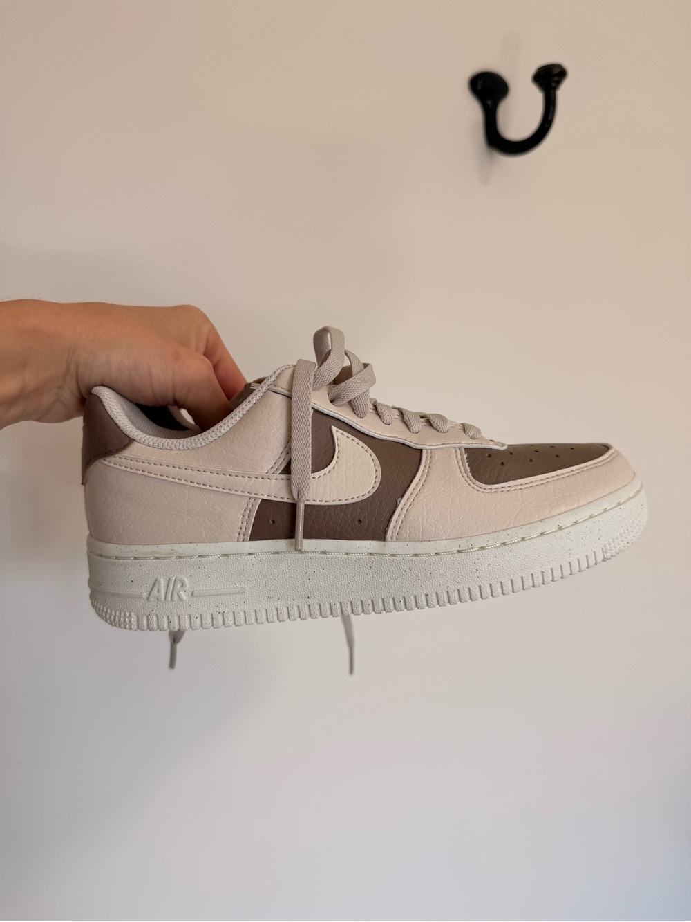 Nike Low-Top Women's Sneakers in Beige and Taupe — Size 7